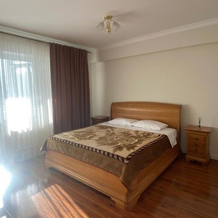 Appartement Avec 2 Chambres En Centre Ville Chisinau Bagian luar foto