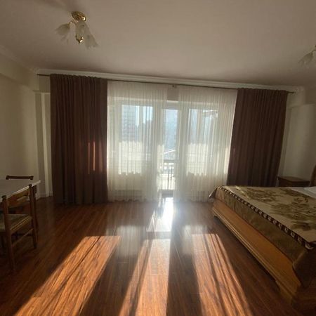 Appartement Avec 2 Chambres En Centre Ville Chisinau Bagian luar foto