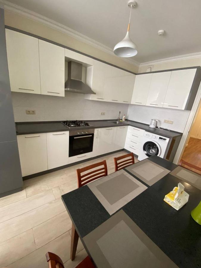 Appartement Avec 2 Chambres En Centre Ville Chisinau Bagian luar foto