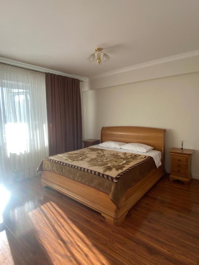Appartement Avec 2 Chambres En Centre Ville Chisinau Bagian luar foto
